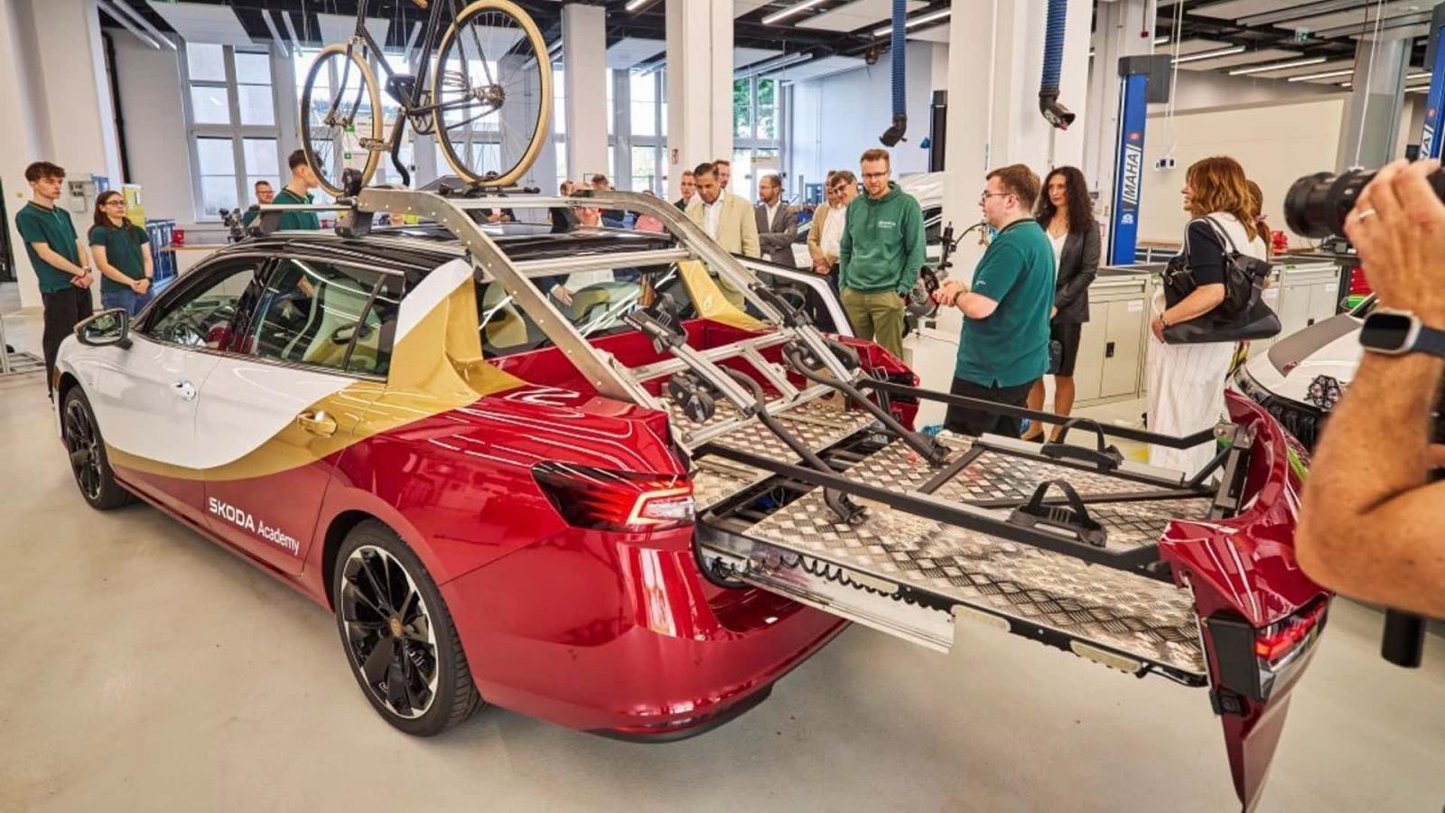 Το Skoda L&K 130 είναι ένα Superb για αγώνες ποδηλασίας